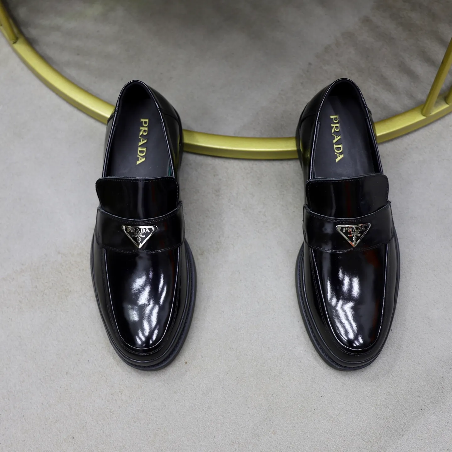 Ex-factory price: 500💰🙅‍♂️🙅‍♂️🙅‍♂️ Brand: PRADA Standard code: Men's code 38-44 (45 can be customized) Grade: Same style as the official website Original order quality Material: Original cowhide surface Comfortable lining Original outsole Style category: Men's fashionable casual leather shoes Distinguished big-name luxury elements Top luxury Color: Color of the actual picture
